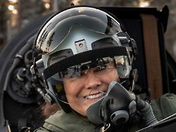 Übungsflug mit Luftkämpfen: Kronprinzessin Victoria wirft sich in Montur