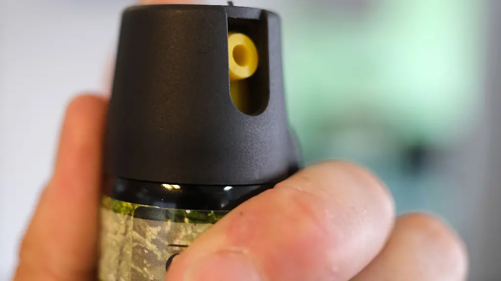 Unbekannte-haben-an-einer-Bremer-Schule-Reizgas-versprueht