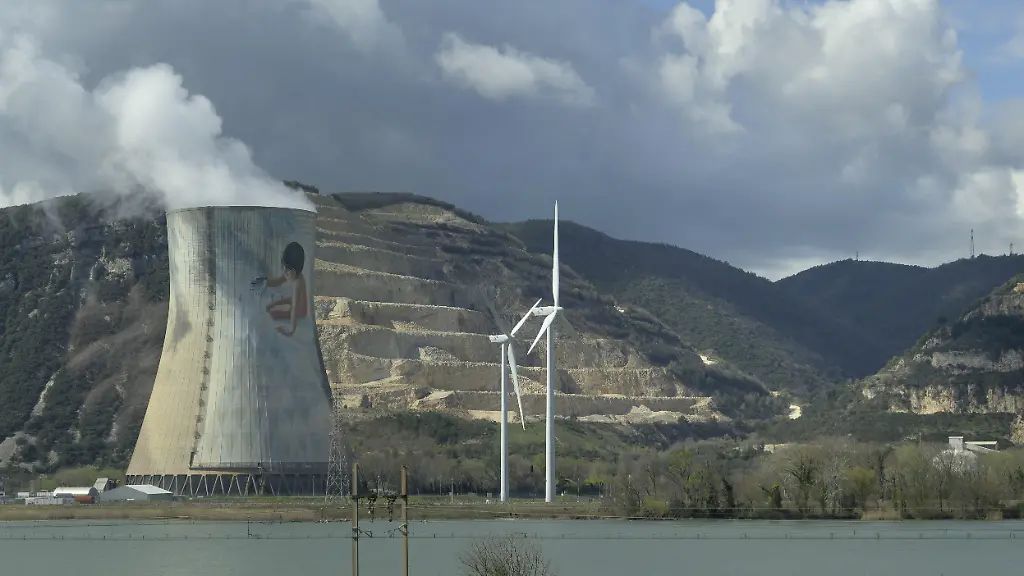 Kernkraftwerk-Cruas-an-der-Rhone-bei-Montelimar-Frankreich-Europa