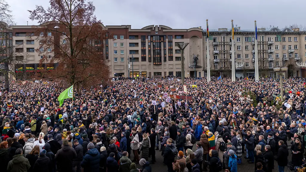 09-12-2025-Litauen-Vilnius-Menschen-protestieren-auf-dem-Unabhaengigkeitsplatz-vor-dem-Parlamentspalast-gegen-moegliche-Aenderungen-am-Gesetzes-ueber-die-oeffentlich-rechtlichen-Rundfunk-und-Fernsehanstalt-LRT-Die-Demonstranten-fordern-den-Schutz-der-Medienfreiheit-und-das-recht-auf-freie-Meinungsaeusserung