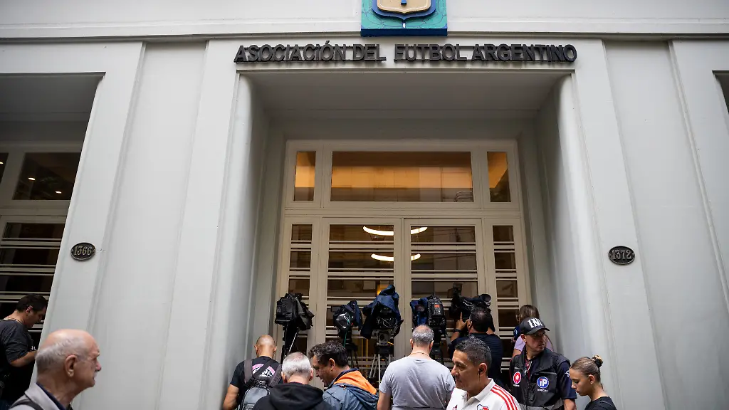 Reporter-stehen-vor-dem-Sitz-des-argentinischen-Fussballverbands-AFA-der-im-Zuge-von-Ermittlungen-gegen-einen-Finanzdienstleister-und-Trikot-Sponsor-von-der-Polizei-durchsucht-wird
