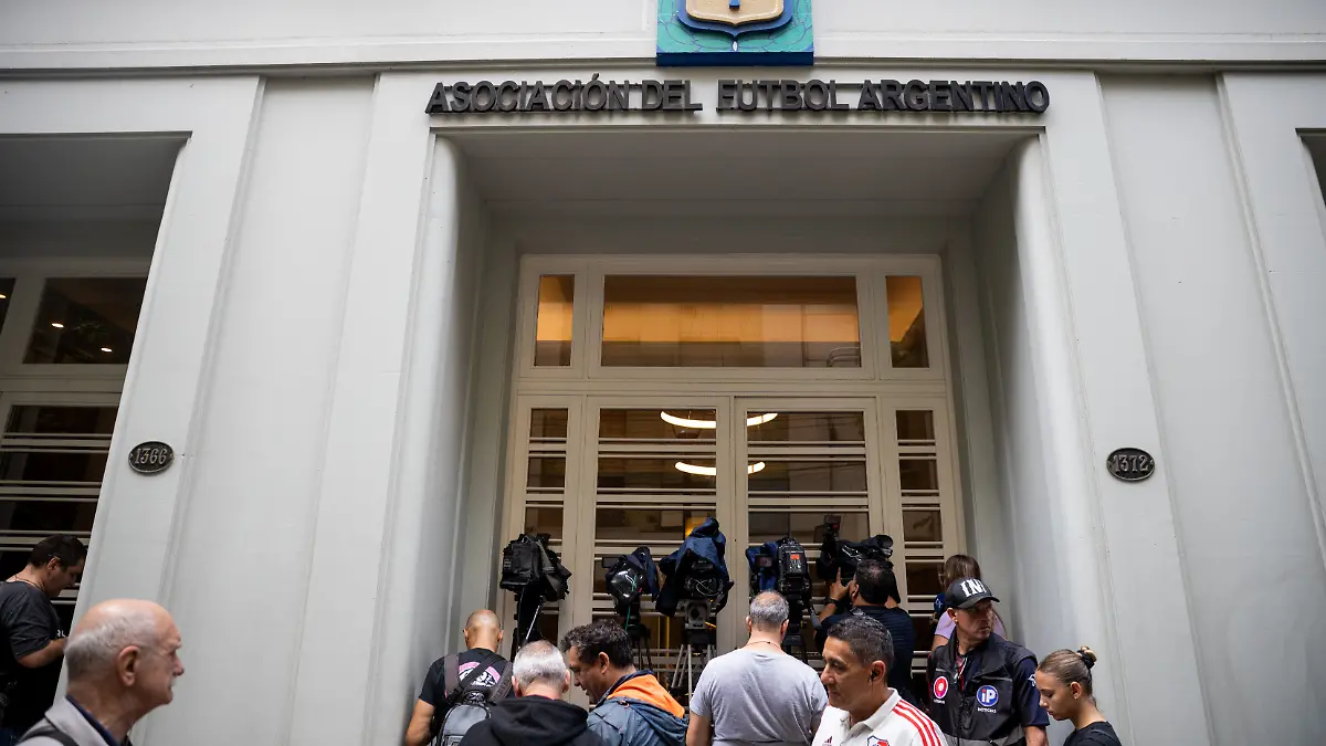 Reporter-stehen-vor-dem-Sitz-des-argentinischen-Fussballverbands-AFA-der-im-Zuge-von-Ermittlungen-gegen-einen-Finanzdienstleister-und-Trikot-Sponsor-von-der-Polizei-durchsucht-wird