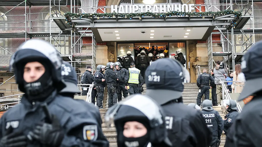 In-einer-Uebung-wurde-der-Fussballfernreiseverkehr-geuebt