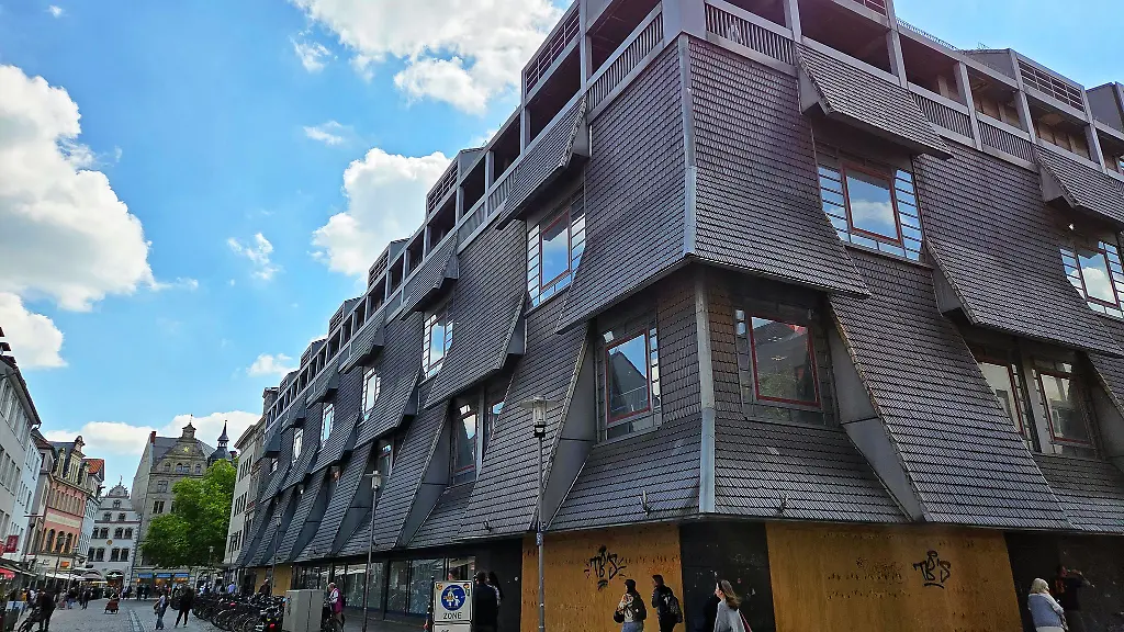 Auf-dem-Gelaende-des-ehemaligen-Karstadt-Gebaeudes-am-Gewandhaus-ist-ein-Haus-der-Musik-geplant