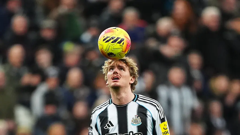 Fussball-Premier-League-England-Newcastle-United-FC-Burnley-15-Spieltag-Nick-Woltemade-von-Newcastle-United-waermt-sich-vor-dem-Spiel-auf