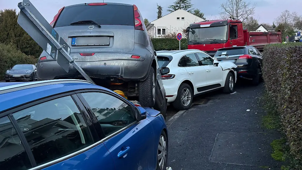 Der-LKW-schob-mehrere-Autos-aufeinander