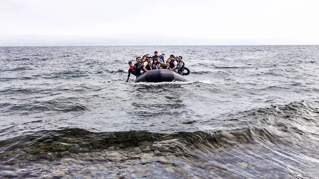 Refugees-and-migrants-arriving-on-island-of-Lesbos-Greece-GRIECHENLAND-09-2015-Insel-Island-of-Lesbos-Internationale-Fluechtlingskrise-Jeden-Tag-kommen-ca-50-ueberfuellte-Boote-aus-der-nahen-Tuerkei-an-Hier-beginnt-fuer-die-Fluechtlinge-und-Migranten-ihr-Weg-durch-Europa-Boote-beim-Anlanden-nahe-Skala-Sikamineas-wo-die-Ueberfahrt-am-kuerzesten-ist-International-refugee-crisis-Everyday-around-50-overcrowded-boats-arrive-from-nearby-Turkey-Here-the-refugees-and-migrants-journey-through-Europa-begins-Boats-landing-near-the-resort-of-Skala-Sikamineas-where-the-sea-passage-is-the-shortest