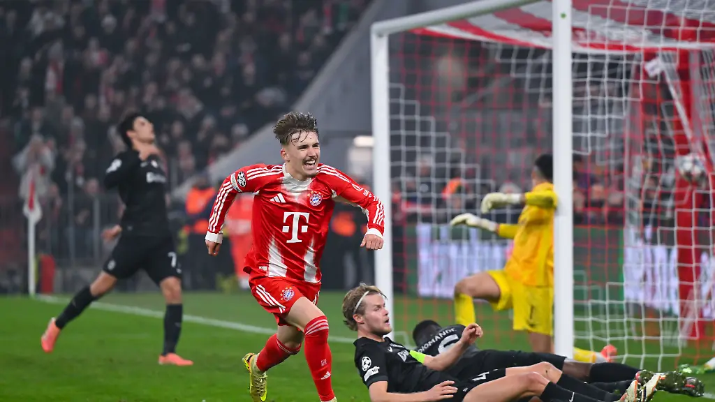 Fussball-Champions-League-Bayern-Muenchen-Sporting-Lissabon-Vorrunde-6-Spieltag-in-der-Allianz-Arena-Lennart-Karl-Bayern-Muenchen-jubelt-ueber-sein-Tor-zum-2-1