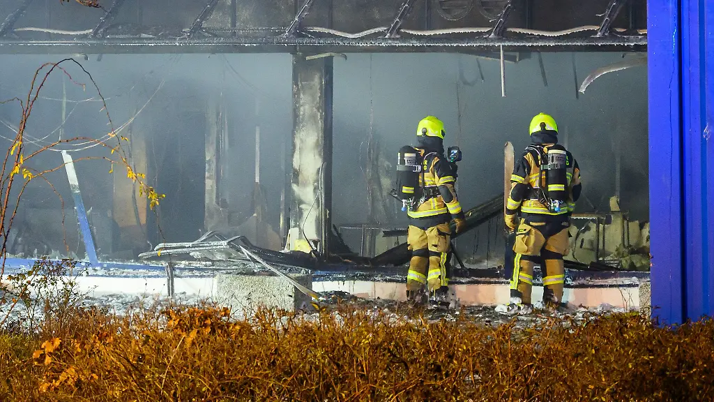 Ein-Feuer-hat-in-einem-Gewerbegebiet-in-Pinneberg-einen-hohen-Sachschaden-angerichtet