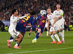 Frühes CL-Aus droht: Frankfurts Überraschung platzt nach zwei Barça-Flanken