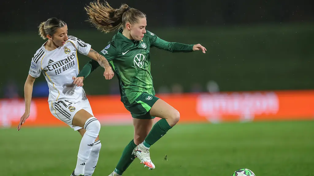 ESP-Madrid-Real-Madrid-vs-Wolfsburg-Women-s-Champions-League-Fussball-UEFA-Spielzeit-2025-2026-Alfredo-di-Stefano-5-Spieltag-im-Bild-v-l-Eva-Navarro-Real-Madrid-44-Janou-Levels-Wolfsburg-15-Zweikampf-DFB-DFL-REGULATIONS-PROHIBIT-ANY-USE-OF-PHOTOGRAPHS-AS-IMAGE-SEQUENCES-AND-OR-QUASI-VIDEO-09-12