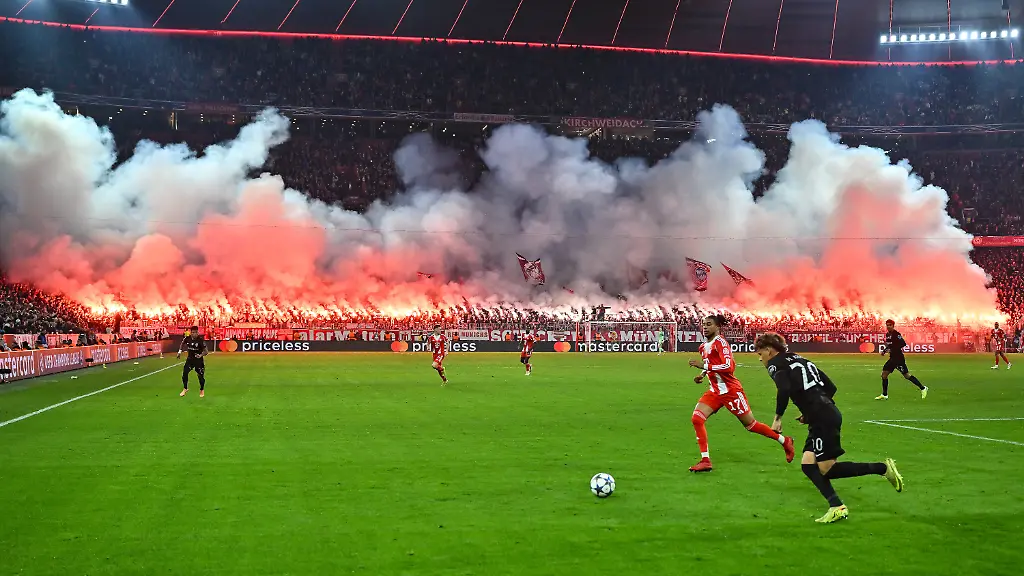 MUNICH-GERMANY-09-DECEMBER-die-Fans-supporters-der-Bayern-zuenden-zu-Beginn-der-zweiten-Haelfte-Pyrotechnik-Pyro-Ultras-waehrend-dem-Match-zwischen-dem-FC-FC-Bayern-Munich-und-Sporting-Lissabon-am-6
