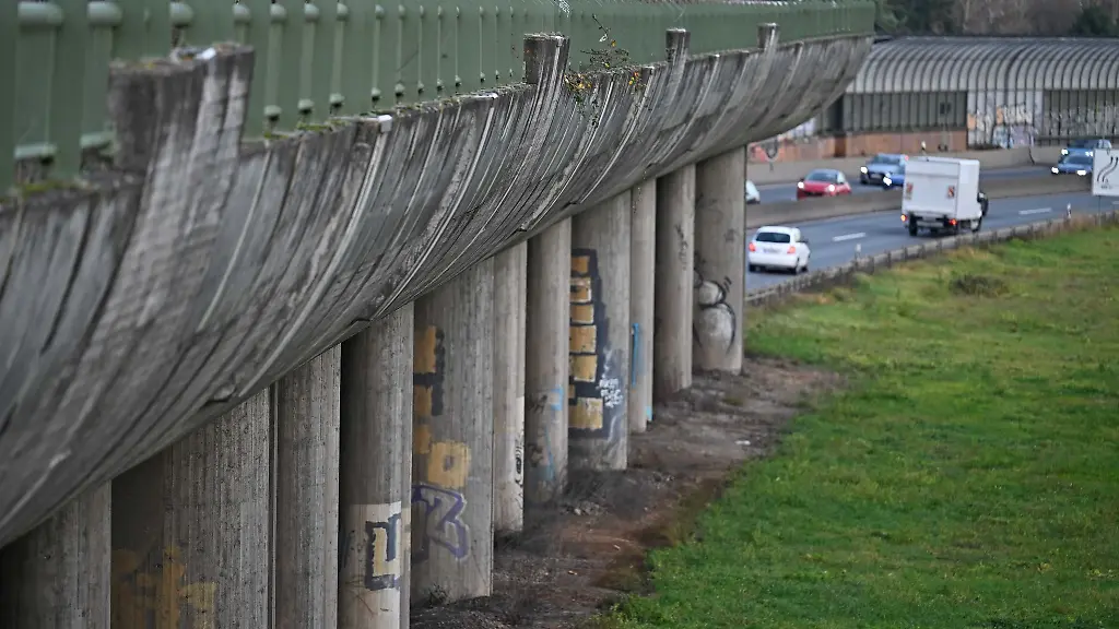 Eine-Einhausung-soll-die-Galerie-auf-der-A-661-ersetzen