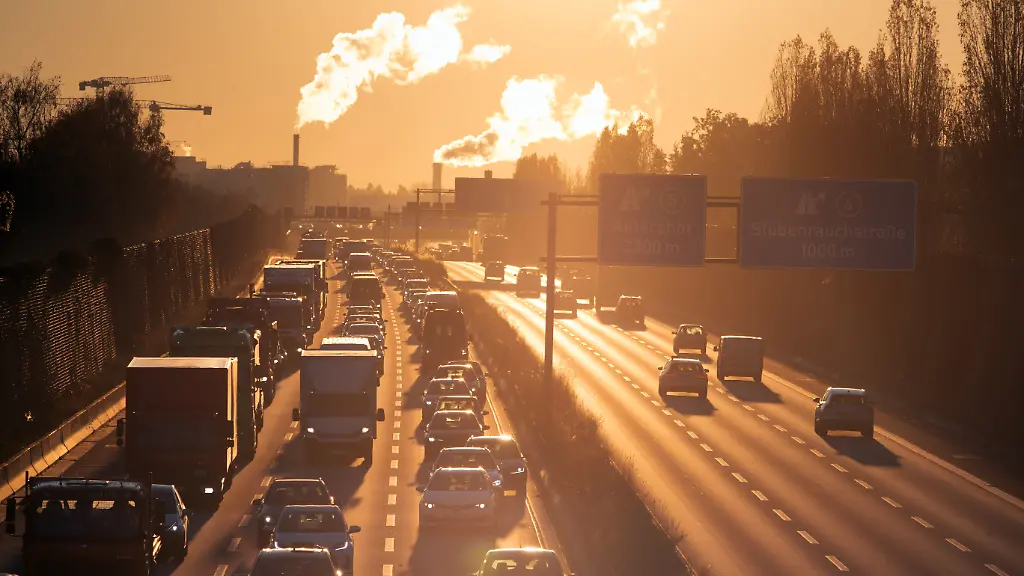22-11-2023-Berlin-Deutschland-Stau-am-Morgen-auf-der-A113-stadteinwaerts-in-Hoehe-Abfahrt-Johannisthaler-Chaussee-00S231122D129CARO