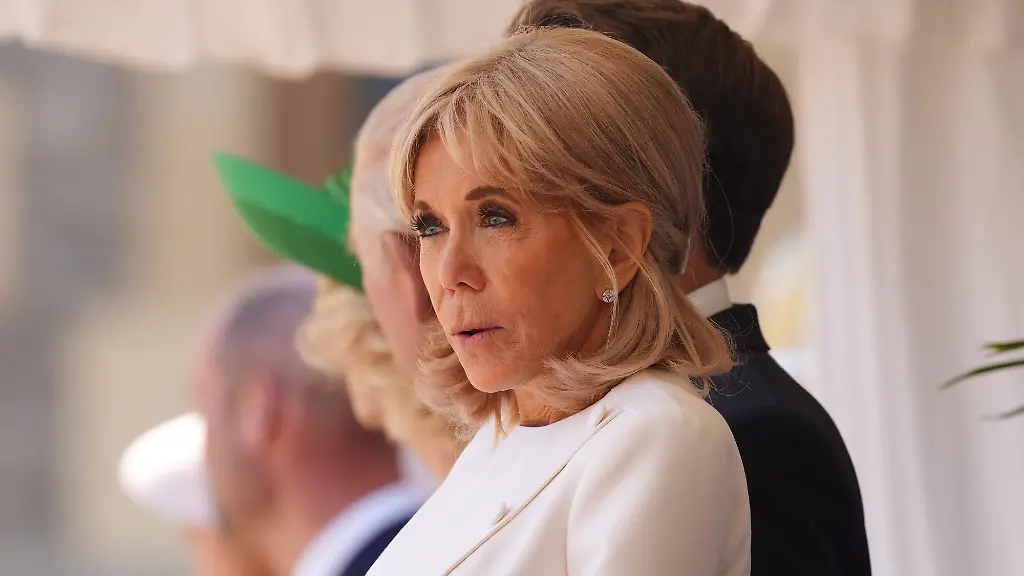 Brigitte-Macron-steht-bei-der-feierlichen-Begruessung-anlaesslich-des-Staatsbesuchs-in-Schloss-Windsor