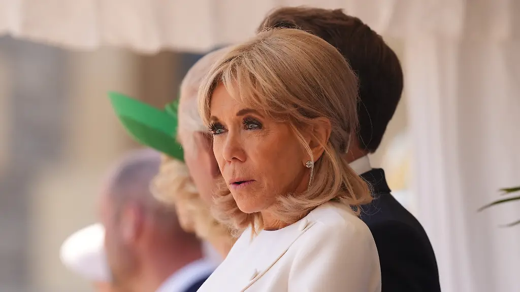 Brigitte-Macron-steht-bei-der-feierlichen-Begruessung-anlaesslich-des-Staatsbesuchs-in-Schloss-Windsor