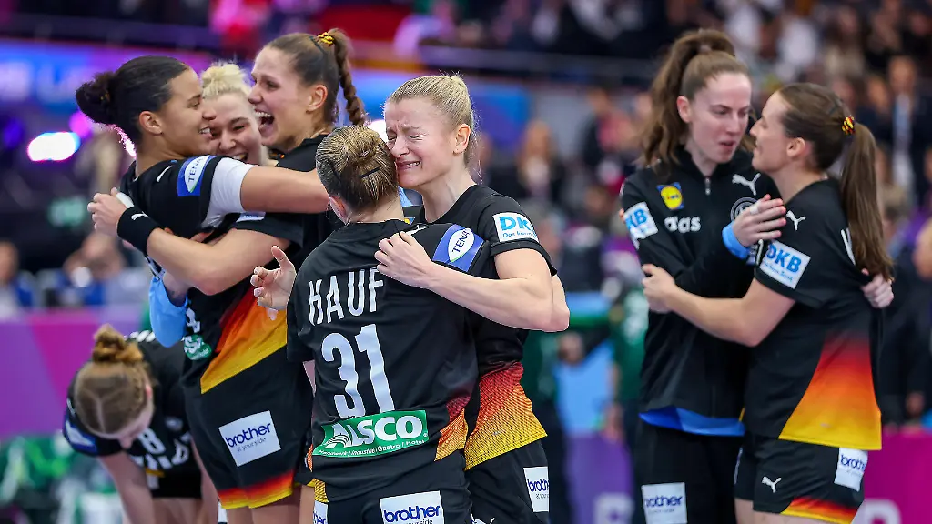 09-12-2025-Handball-WM-Frauen-Viertelfinale-Deutschland-Brasilien-27th-IHF-Women-s-Handball-World-Championship-Westfalenhalle-Dortmund-Freude-nach-dem-Sieg-und-dem-EInzug-ins-Halbfinale-Die-Mannschaft-feiert-den-Sieg-unter-Freudentraenen-zusammen-auf-dem-Spielfeld-und-liegt-sich-gluecklich-in-den-Armen