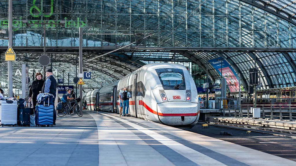 Wirtschaft-Verkehr-Zugverkehr-ICE-Zug-Zuege-am-Berliner-Hauptbahnhof-Bahnhofshalle-Gleisen-Gleise