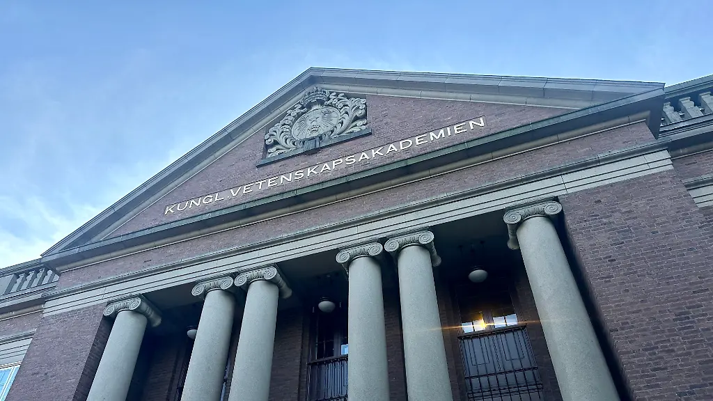 Die-Koeniglich-Schwedische-Akademie-der-Wissenschaften-auf-dem-Gelaende-der-Universitaet-von-Stockholm-gibt-traditionell-die-Nobelpreistraeger-in-den-Kategorien-Physik-und-Chemie-bekannt