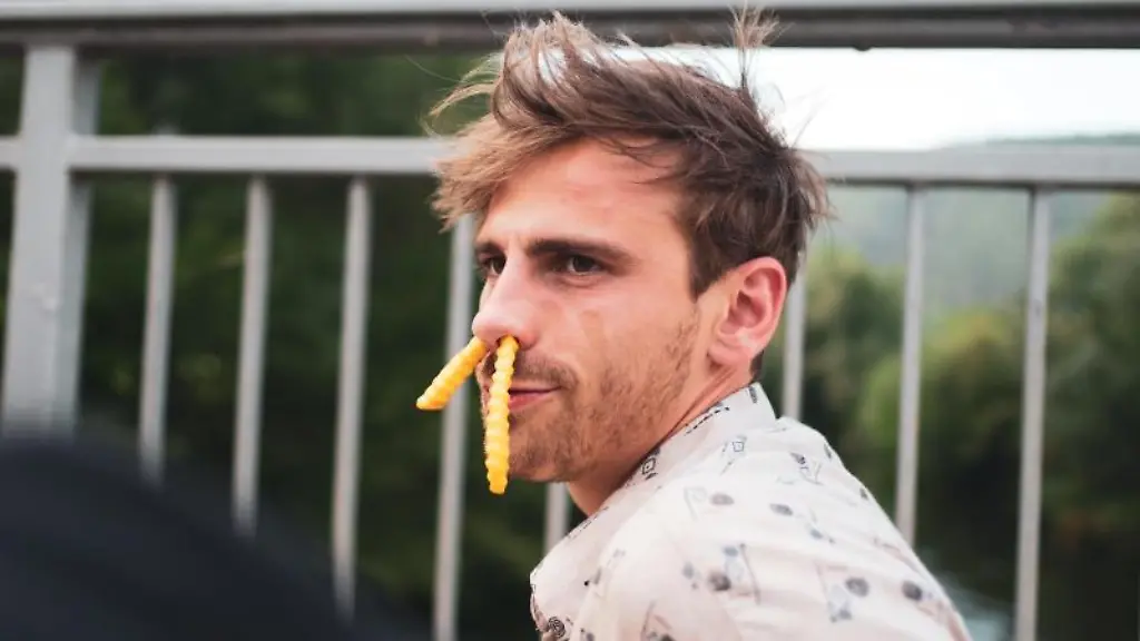 Youtuber-und-Webdesigner-Fynn-Kliemann-mit-Pommes-Frites-in-der-Nase