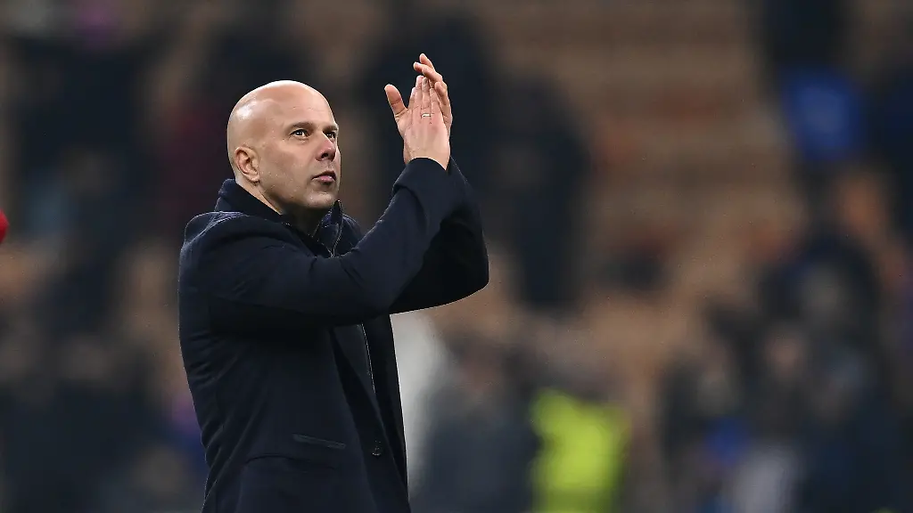 Arne-Slot-coach-of-Liverpool-F-C-celebrate-the-victory-at-the-end-of-the-UEFA-Champions-League-phase-day-6-football-match-between-F-C-Inter-ad-Liverpool-F-C-at-the-San-Siro-Stadium-on-December-9-2025-in-Milan-Italy