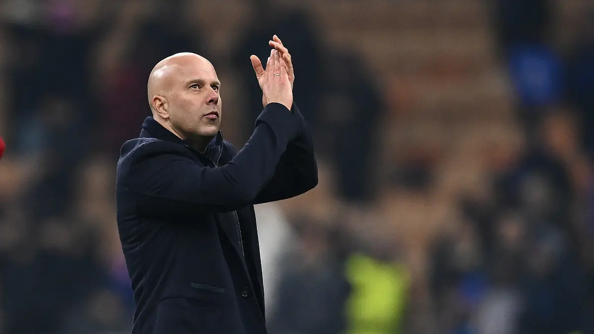 Arne-Slot-coach-of-Liverpool-F-C-celebrate-the-victory-at-the-end-of-the-UEFA-Champions-League-phase-day-6-football-match-between-F-C-Inter-ad-Liverpool-F-C-at-the-San-Siro-Stadium-on-December-9-2025-in-Milan-Italy