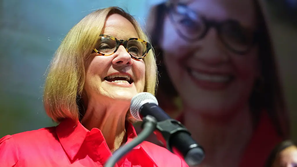 Die-gewaehlte-Buergermeisterin-von-Miami-Eileen-Higgins-spricht-auf-einer-Wahlparty-nachdem-sie-die-Stichwahl-um-das-Buergermeisteramt-von-Miami-gewonnen-hat