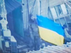 Heikler Fahnen-Moment in Pokrowsk: Aus dem ukrainischen Armeechef bricht es nur so heraus