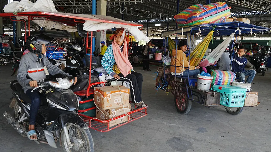 Einheimische-campieren-waehrend-ihrer-Flucht-auf-dem-Markt-Prey-Chamkar-Ta-Doak-in-der-Provinz-Banteay-Meanchey-nahe-der-Grenze-zu-Thailand