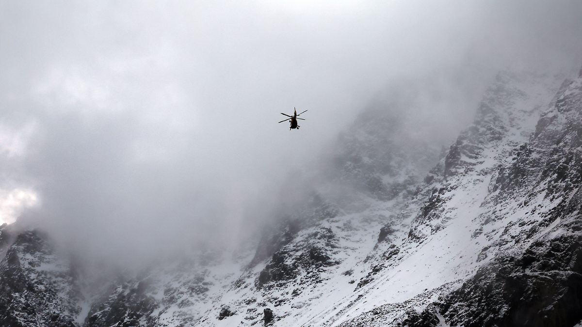 Zu-wenig-Neuschnee-Italien-fliegt-Schnee-per-Helikopter-auf-die-Pisten