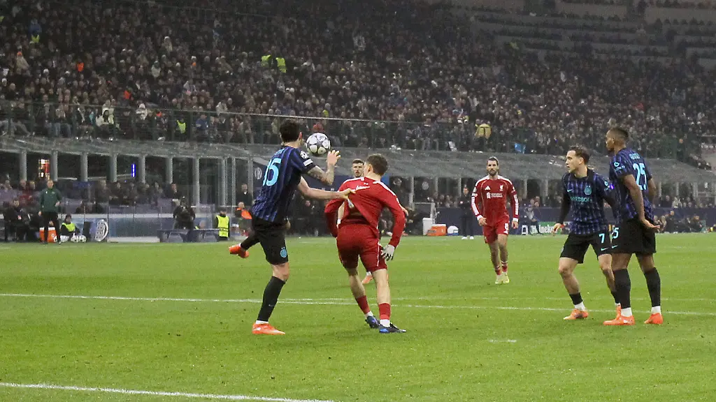 ALESSANDRO-BASTONI-Inter-FLORIAN-WIRTZ-Liverpool-Champions-League-2025-26-Inter-vs-Liverpool-0-1-09-12-2025-Contrasto-Action-Rigore-Penalty-CHAMPIONS-LEAGUE-2025-26-INTER-LIVERPOOL-0-1
