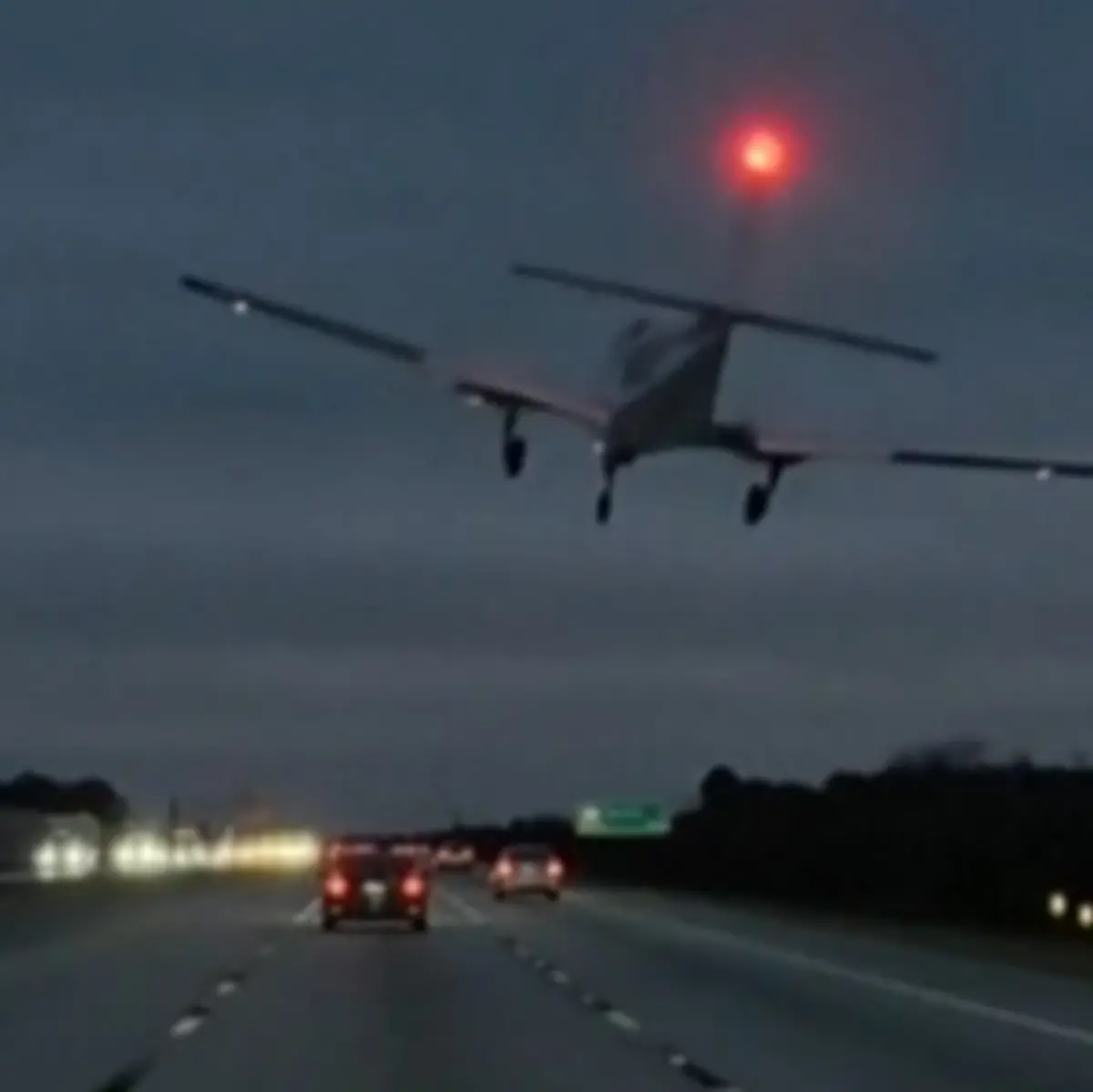 Der Tag: Kleinflugzeug kracht bei Autobahn-Notlandung auf Auto - ntv.de