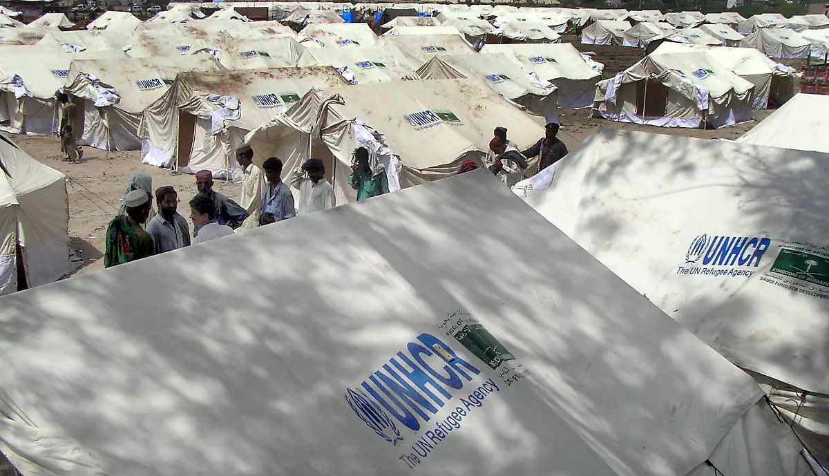 People-displaced-from-floods-take-shelter-in-a-tent-camp-in-Sukkur-Sindh-province-Pakistan-on-20-August-2010-Pakistan-has-accepted-India-s-offer-of-aid-for-flood-victims-a-week-after-receiving-it-from-its-traditional-rival-news-reports-said-20-August-Pakistan-s-Foreign-Minister-Shah-Mahmood-Qureshi-made-the-announcement-in-New-York-a-day-after-United-States-State-department-officials-said-that-politics-should-not-play-a-role-in-the-response-to-disasters-and-that-Pakistan-should-accept