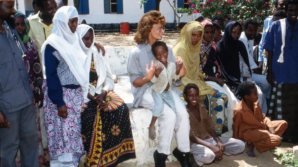 Sophia-Loren-kuemmert-sich-um-Hungernde-und-Fluechtlingskinder-in-Somalia-1993