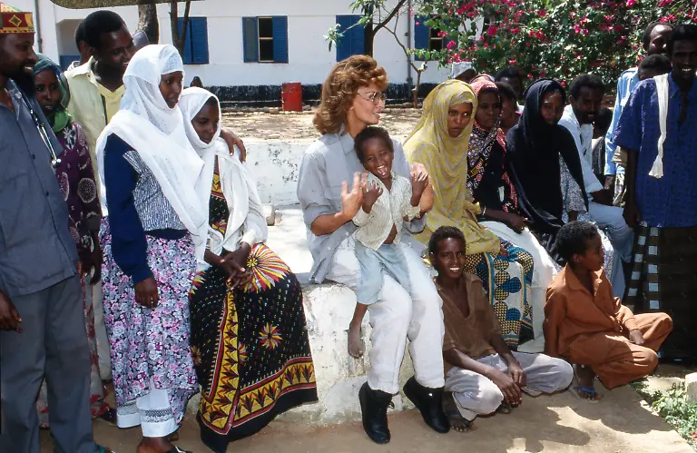 Sophia-Loren-kuemmert-sich-um-Hungernde-und-Fluechtlingskinder-in-Somalia-1993