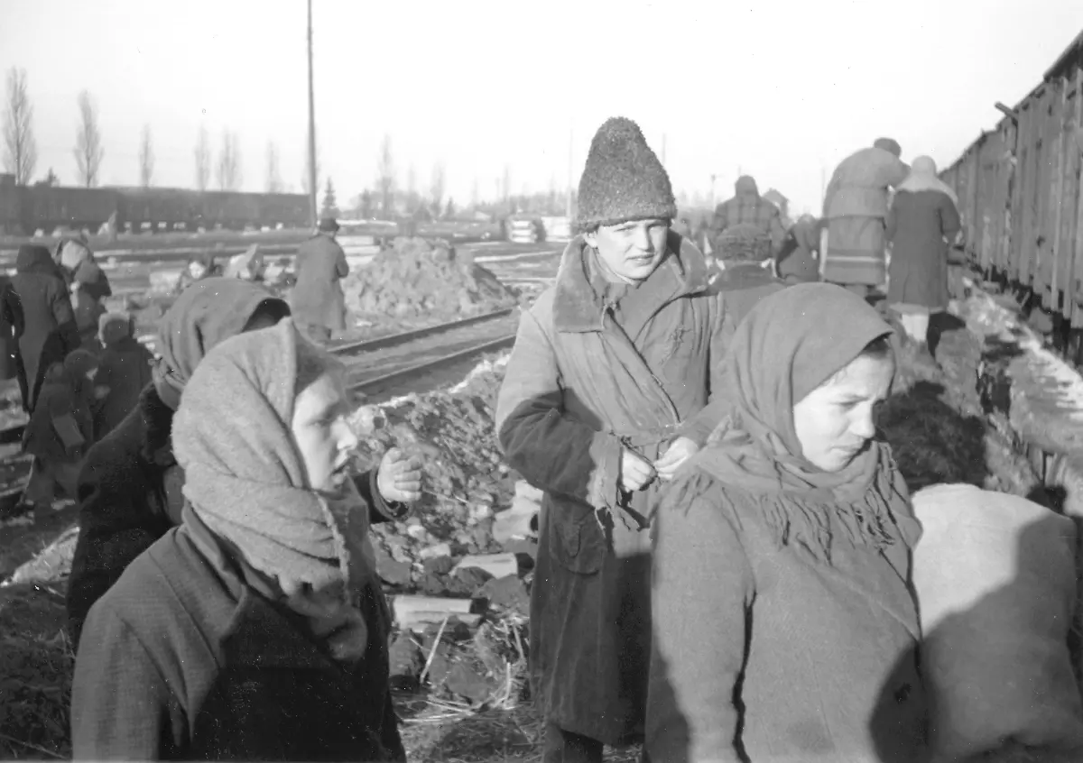 Nachkriegszeit-Fluechtlinge-Foto-2-Weltkrieg-Kriegsende-und-Nach-kriegszeit-1945-Fluechtlinge-an-einem-Gueterzug-Foto-o-O-u-J-um-1945