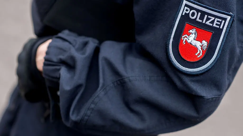 Ein-Mann-soll-einen-Polizisten-in-die-Hand-gebissen-haben