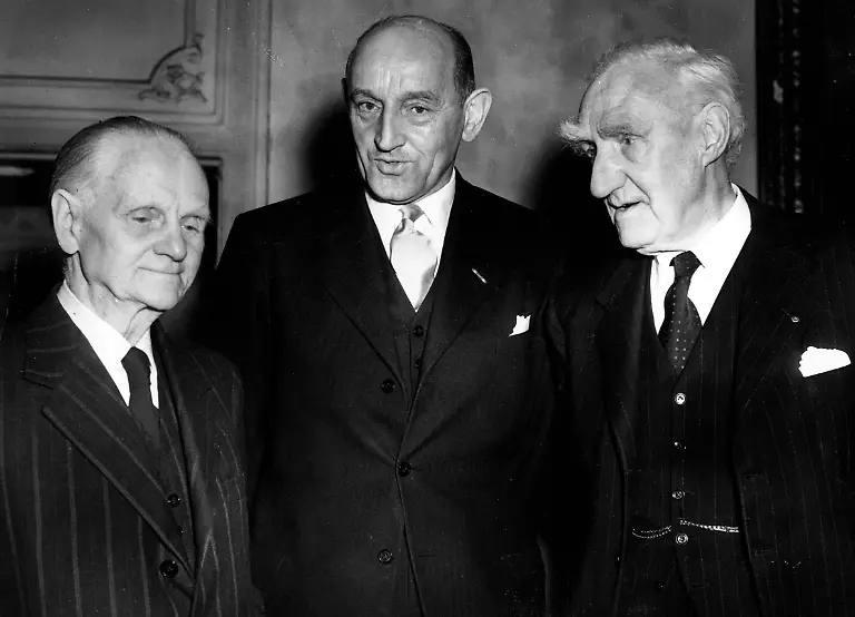 6-Dezember-1955-Oslo-Norwegen-Dr-GJ-van-Heuven-Goedhart-UN-Hochkommissar-f-r-Fl-chtlinge-wird-in-Oslo-im-Namen-des-Hochkommissariats-den-Friedensnobelpreis-1954-entgegennehmen-Das-Bild-zeigt-von-links-Sir-Norman-Angell-Nobelpreistr-ger-1933-Dr-GJ-van-Heuven-Goedhart-und-Lord-Boyd-Orr-Nobelpreistr-ger-1949-w-hrend-des-Empfangs-zu-Ehren-der-Auszeichnung-im-Ballsaal-der-English-Speaking-Union-in-der-Charles-Street