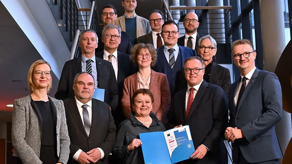 Die-Thueringer-Landesregierung-und-Vertreter-der-Hochschulen-des-Landes-haben-die-Verlaengerung-einer-Finanzierungsvereinbarung-unterzeichnet-Sie-sieht-Steigerungen-in-Hoehe-von-3-5-Prozent-vor