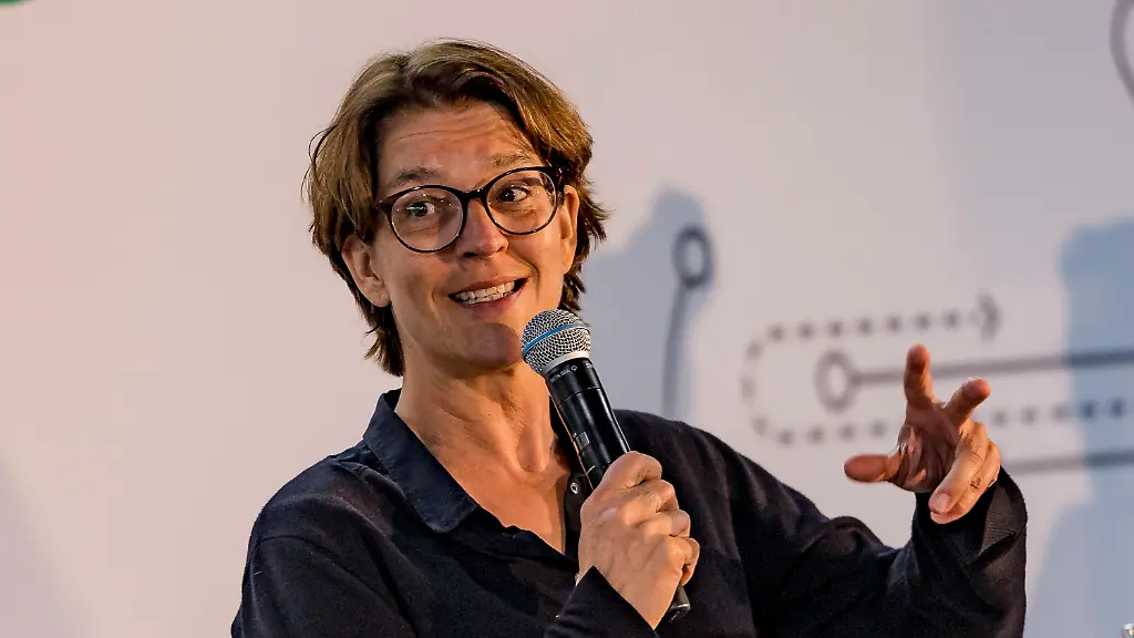 Talkrunde-FF27-Forum-Frauen-im-Fussball-Deutsche-Bank-Park-Frankfurt-16-09-2022-Tatjana-Haenni-Internationale-Frauenfussball-Expertin-FF27-Forum-Frauen-im-Fussball-Frankfurt-Deutsche-Bank-Park-16-9