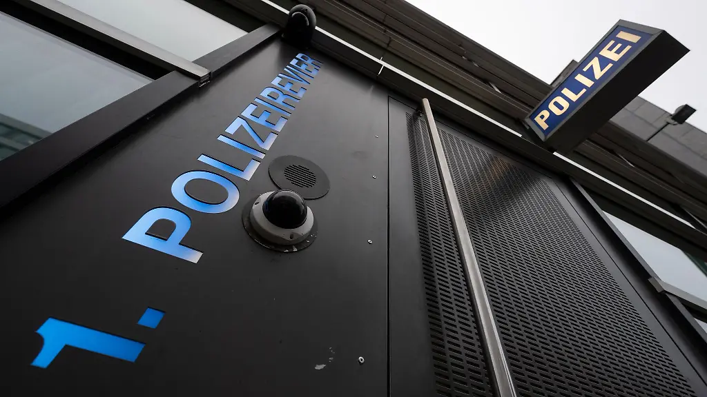 Zu-den-neuen-Ermittlungen-rund-um-das-1-Polizeirevier-wurde-nun-eine-Zeugin-vernommen