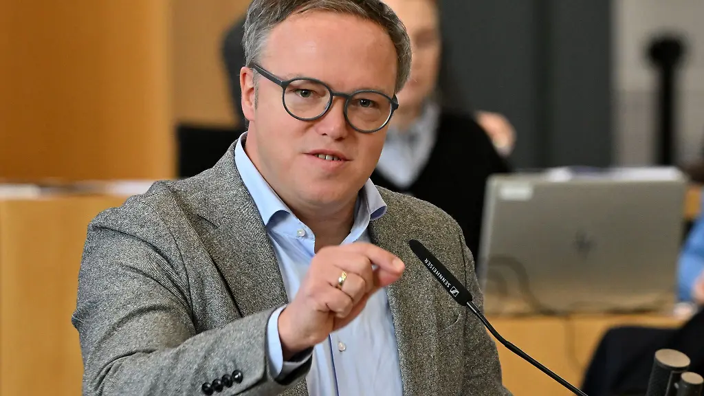 Heute-reissen-wir-die-Mauern-aus-Ueberregulierung-Misstrauen-und-Papier-ein-sagte-Ministerpraesident-Mario-Voigt-CDU