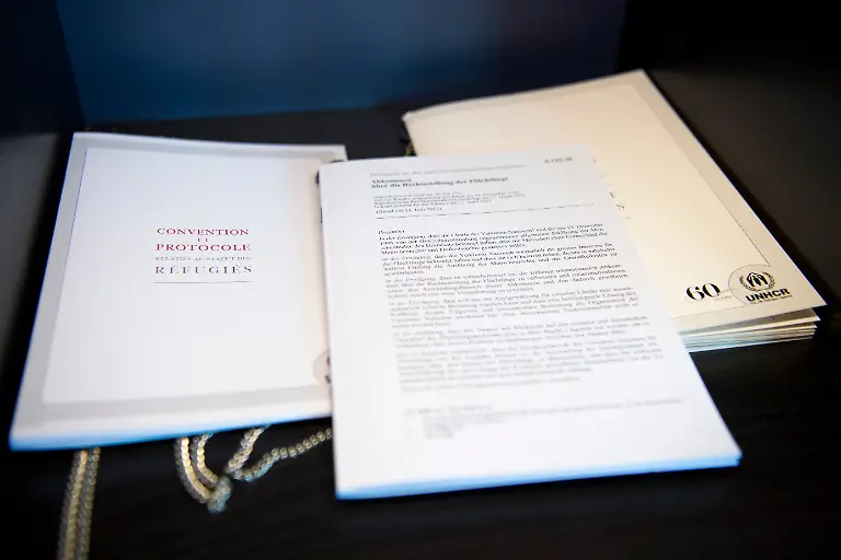 Ein-Beispiel-fA-r-die-Genfer-Fluechtlingskonvention-anlaesslich-der-Medienpraesentation-der-Ausstellung-Flucht-am-Mittwoch-24-Januar-2018-im-Bernischen-Historischen-Museum-in-Bern-In-der-Ausstellung-finden-die-Besucher-Geschichten-von-Menschen-die-wegen-Gewalt-Krieg-und-Verfolgung-zur-Flucht-gezwungen-wurden-Die-Ausstellung-dauert-vom-25-Januar-bis-16-September-2018