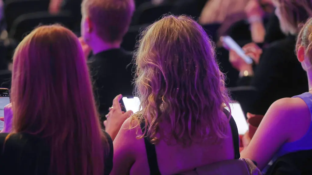 Station-Digitalmesse-Re-publica-Tag-2-Junge-Leute-sitzen-mit-Smartphone-im-Publikum