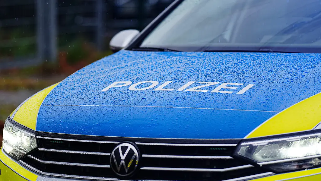 Aufschrift-Polizei-auf-Polizeiauto-Symbolfoto-Blaulicht-09-12