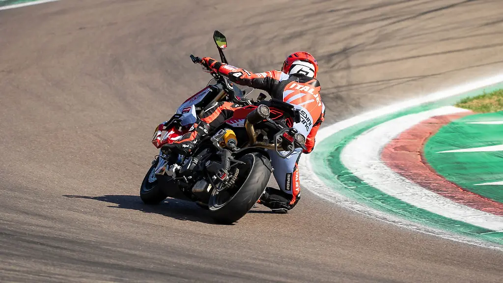 Auf-dem-legendaeren-Autodromo-Enzo-e-Dino-Ferrari-in-Imola-laesst-Italjet-die-Dragster-700-Twin-von-der-Leine