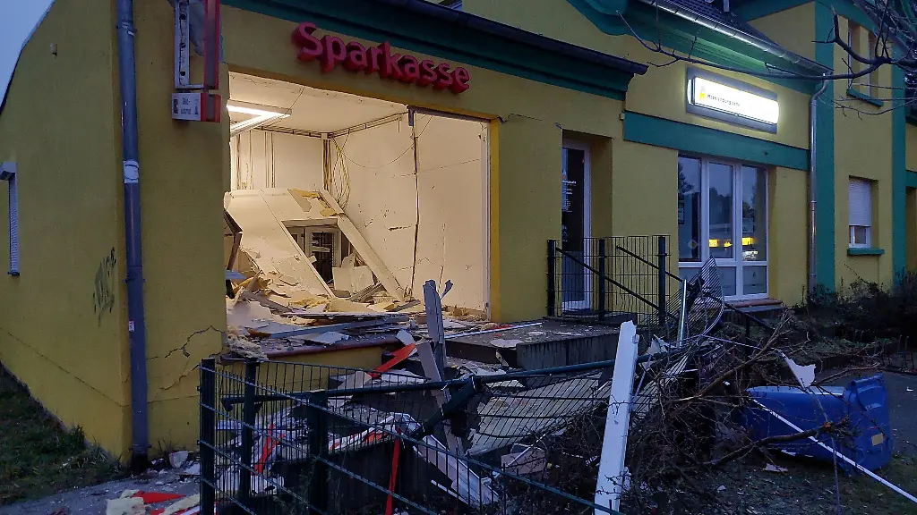 Die-Explosionen-knallten-in-der-Nacht