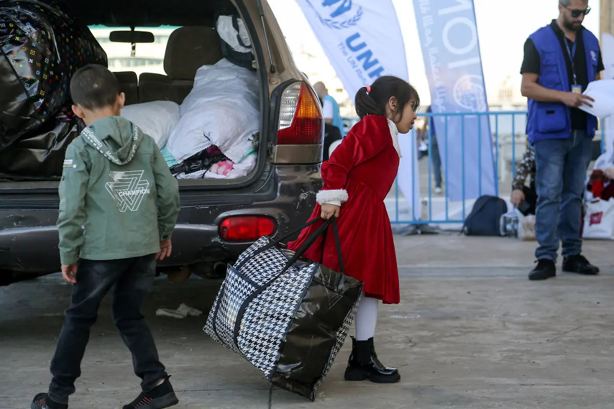 October-15-2025-Beirut-Beirut-Lebanon-A-Syrian-refugee-girl-drags-a-suitcase-as-she-arrives-with-her-family-to-a-departing-point-in-Beirut-in-preparation-to-return-home-At-least-400-refugees-left-to-Syria-during-the-fifth-phase-of-voluntary-departure-organized-by-the-UNHCR-and-IOM-and-Lebanese-government-Most-of-the-departing-refugees-have-been-in-Lebanon-since-2011-when-the-uprising-against-the-regime-of-toppled-president-Bashar-al-Assad-started