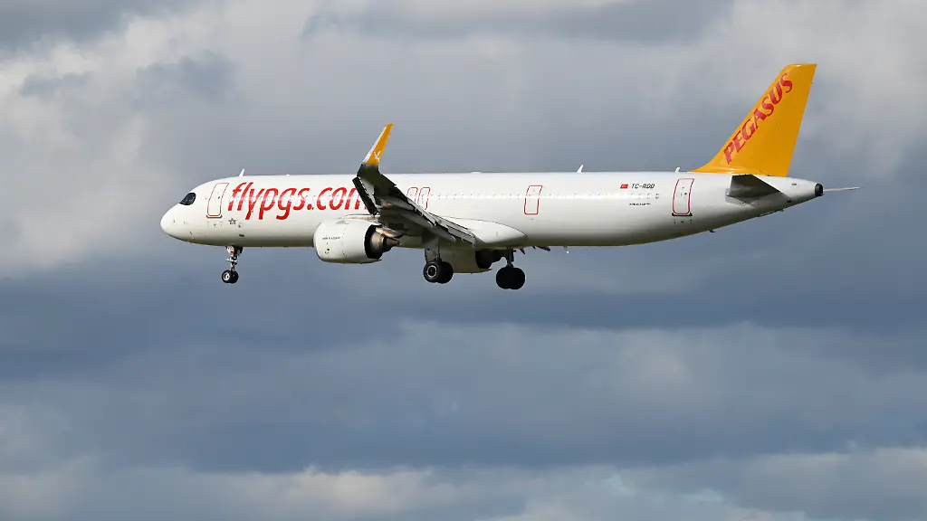 Ein-Airbus-A321neo-von-Pegasus-Airlines-landet-auf-dem-Frankfurter-Flughafen-Standort-Spotterpunkt-Zeppelinheim-am-Frankfurter-Flughafen-Fraport-23-10