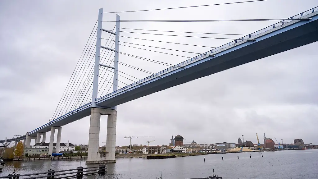 Die-Ruegenbruecke-ist-wegen-eines-Unfalls-gesperrt